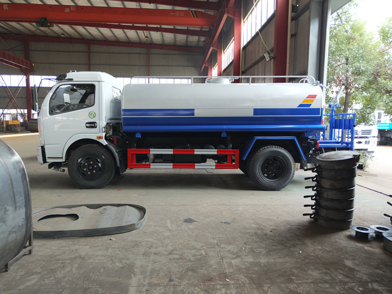 東風(fēng)福瑞卡8-9噸灑水車 東風(fēng)福瑞卡8-9噸灑水車